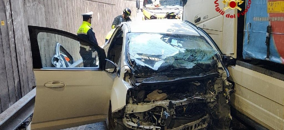 Terribile incidente nel sottopasso, camion in contromano si schianta contro due auto